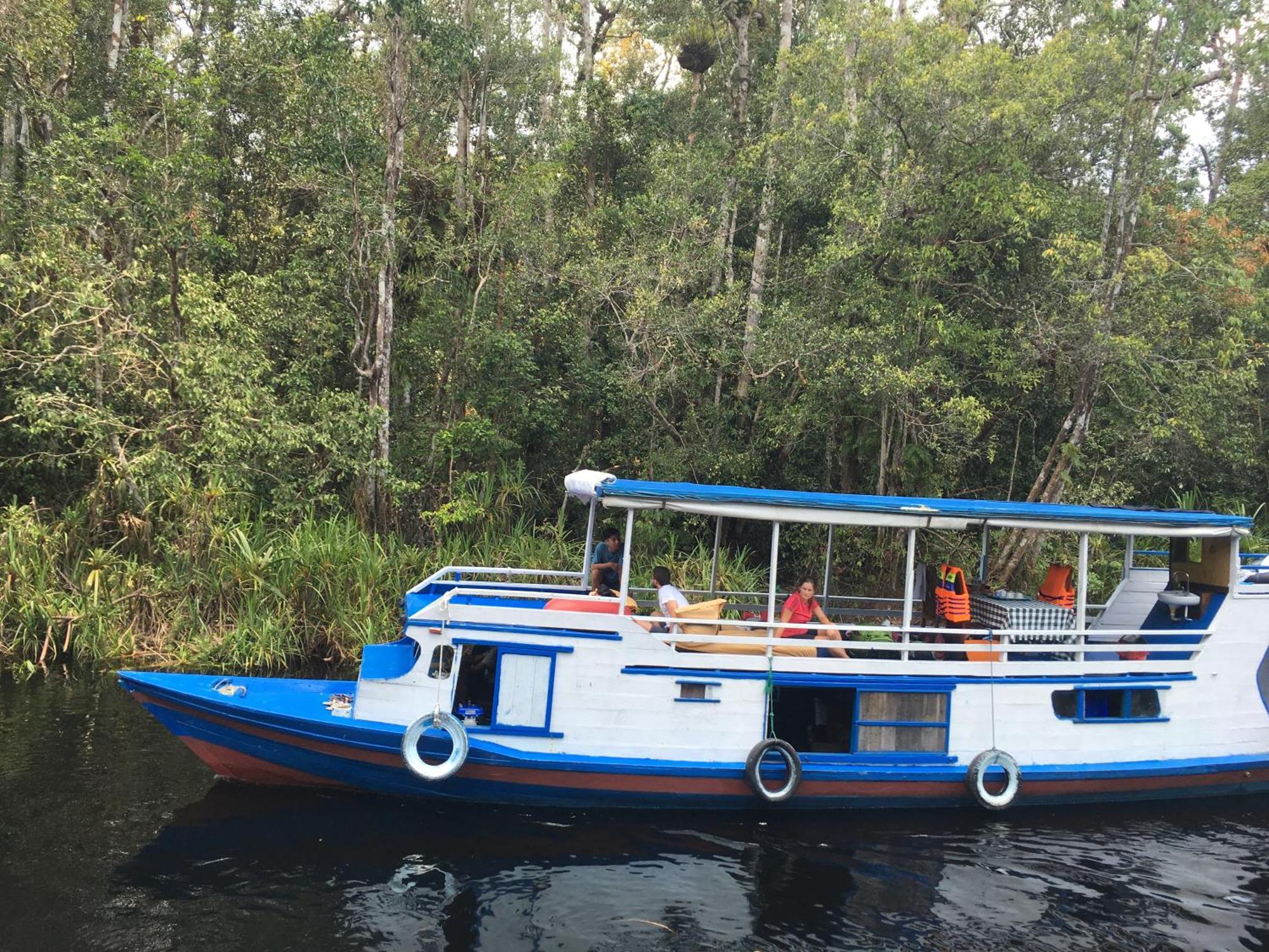 Orangutan Shaka Houseboat With Cabin Пангкалан Бун Экстерьер фото
